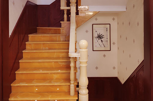 渝水中式别墅室内汉白玉石楼梯的定制安装装饰效果